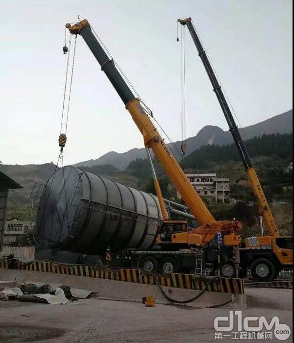 重庆巫山县段高铁基建建设现场，XCT90 和QY70K-1吊起25吨重的“大胖子”