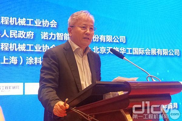 卡特彼勒全球副总裁、卡特彼勒(中国)投资有限公司董事长陈其华，在大会上作主旨为《工程机械行业可持续发展》的主旨演讲。