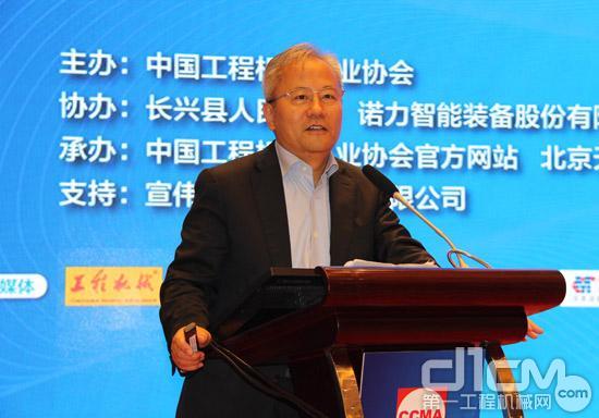 卡特彼勒（中国）投资有限公司陈其华董事长以“工程机械行业可持续发展”为题发表主旨演讲