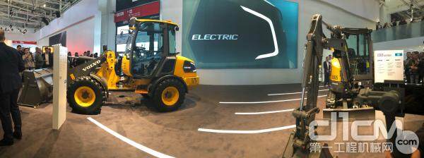 沃尔沃ECR25小型挖掘机和L25轮式装载机成为观众瞩目的焦点