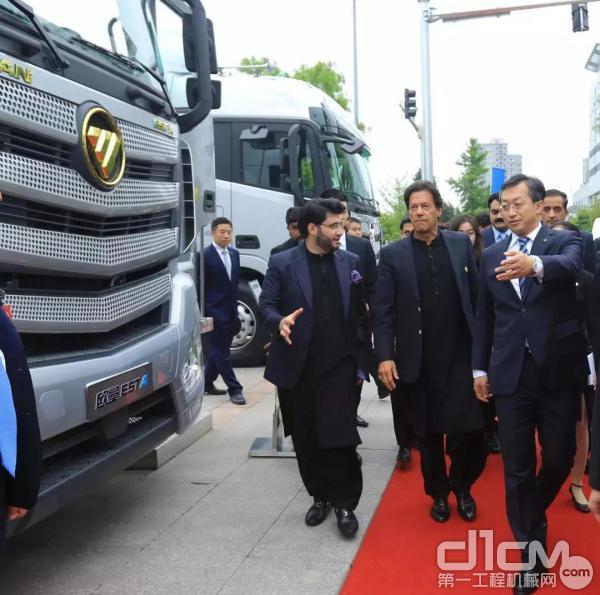 巴基斯坦总理伊姆兰•汗参观欧曼超级重卡