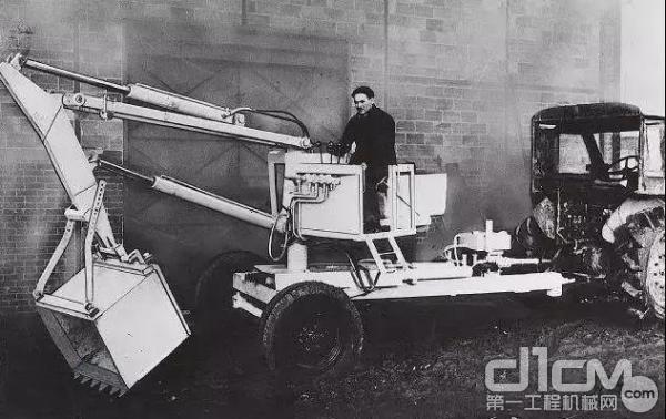 1951年，法国Poclain（波克兰）公司推出世界第一台全液压正铲挖掘机