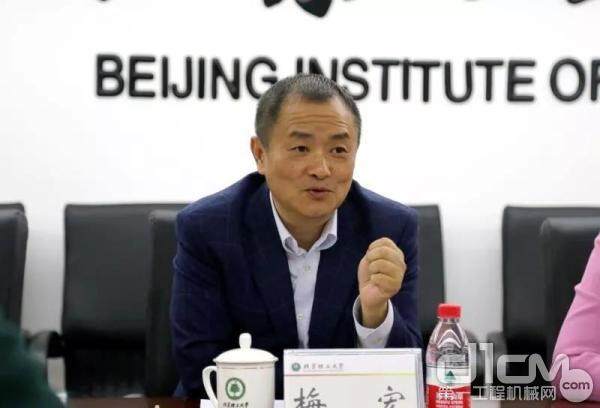 北京理工大学常务副校长梅宏在签约仪式上发言