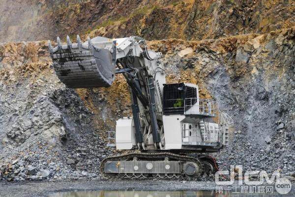 利勃海尔R 9200 E在Lausitzer Grauwacke (Eurovia)公司的Saxony的露天煤矿进行作业。