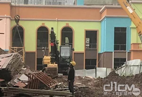 重庆荣昌客户喜提两台约翰迪尔E130挖掘机 