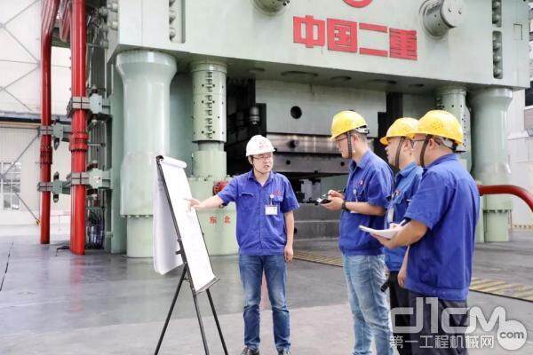 中国二重万航模锻有限公司项目主管 罗恒军（左一） 