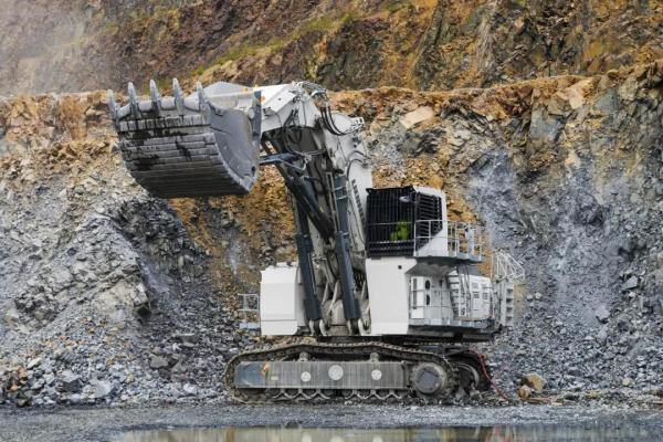 利勃海尔R9200E在LausitzerGrauwacke(Eurovia) 公司的Saxony的露天煤矿进行作业