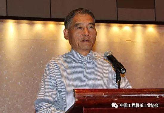 分会焦生杰会长主持了四项议案的表决并审议通过