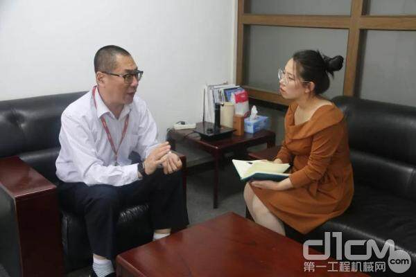 记者采访北京中车重工总经理助理鲍雪滔先生