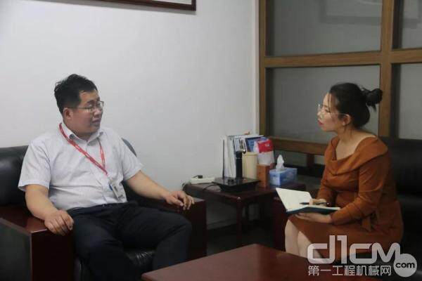 记者采访北京中车重工桩工机械事业部副总经理陈曦先生
