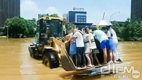 徐工装载机涉水