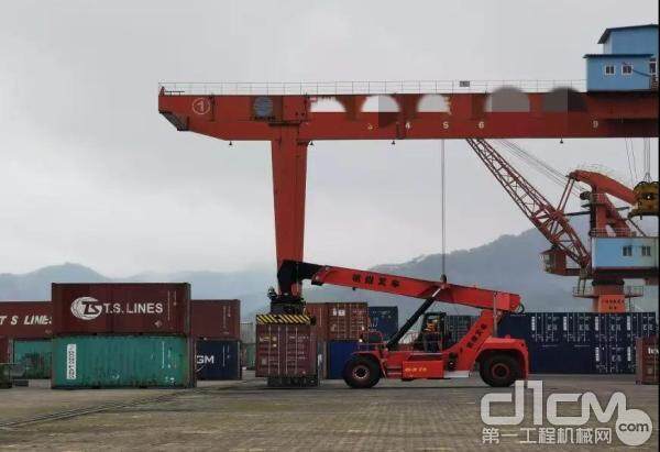 杭叉45吨集装箱正面吊顺利交付广西某港口