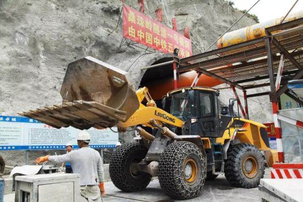 柳工工程机械参与青藏铁路桑珠岭隧道建设