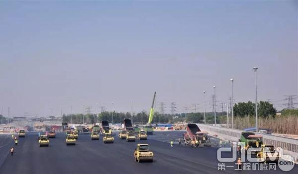 北京大兴机场高速路面层开始沥青摊铺作业
