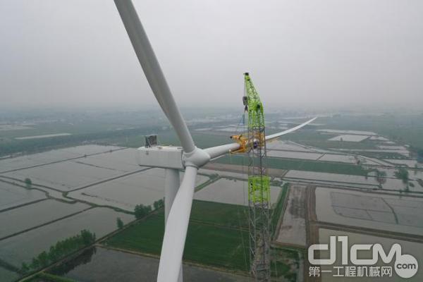 中联重科ZCC9800W起重机顺利完成整个风机组装工作