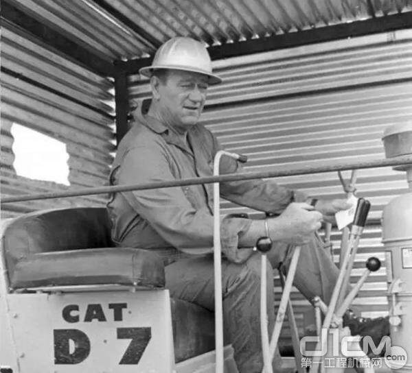 John Wayne 在拍摄《地狱战士》时操作CAT® D7推土机
