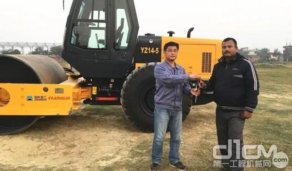 2018年，谢明被派往尼泊尔执行新车组装交付和培训任务