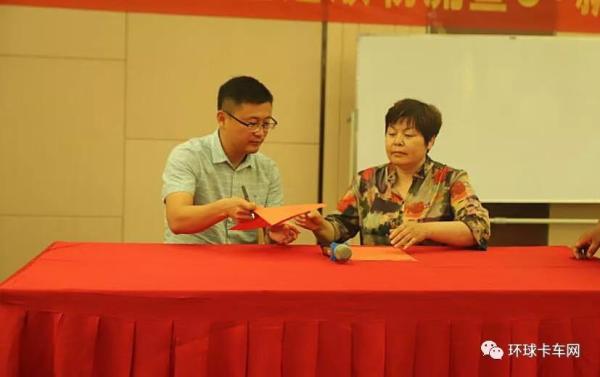 中集联合卡车营销公司山东大区经理刘国笋（左）与高青途顺物流公司总经理王红燕（右）签约订单