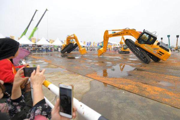 5月16日，观众在长沙国际工程机械展览会上观看挖掘机的“双人华尔兹”表演。 新华社发(陈泽国 摄)