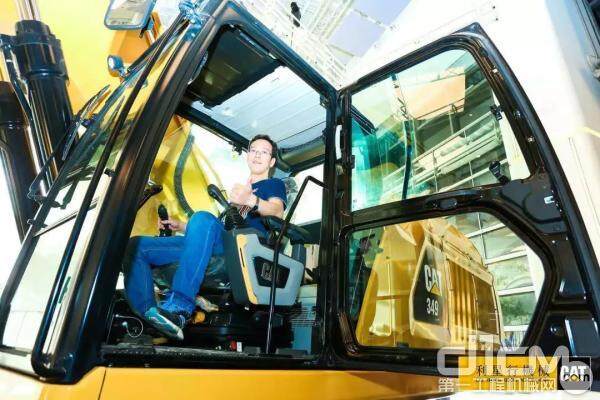 新一代CAT®(卡特)349挖掘机可以带来机手效率提升多达45%