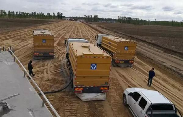 在吉林，徐工三台崭新XKC163粉料撒布车助力当地重点高速公路建设