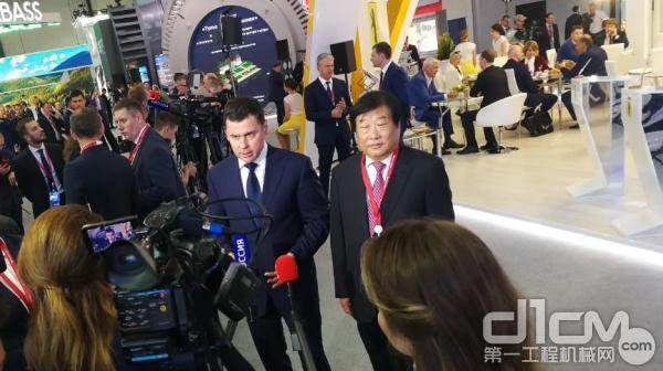 谭旭光与雅罗斯拉夫尔州长德米特里 米罗诺夫共同接受电视台采访