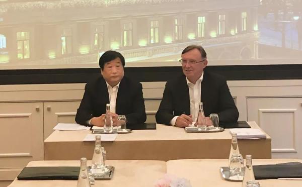 谭旭光与卡玛斯总经理果戈金签署成立合资公司注册文件