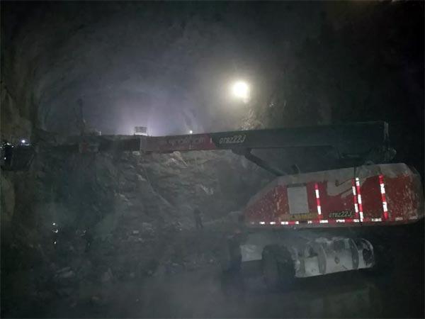 图为星邦直臂GTBZ22J参与建设国家石油储备项目(地下120米隧道)