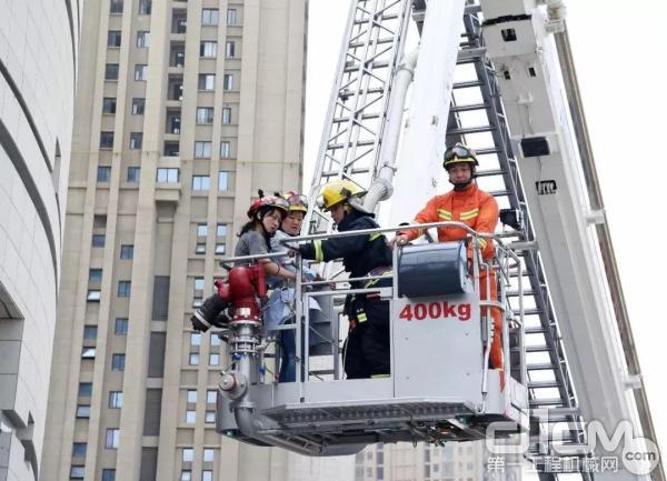 安徽省市消防救援部门联合举办了大型高层住宅灭火救援实战测试演练