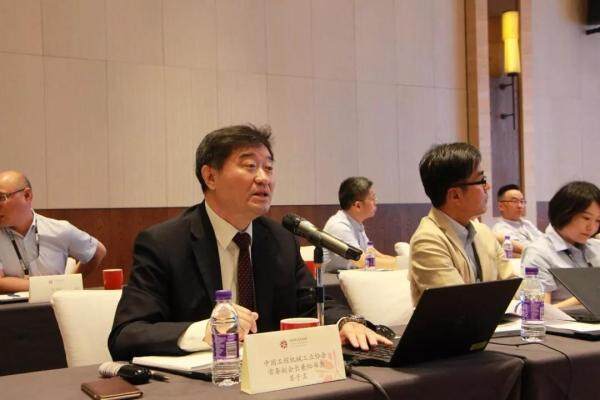 中国工程机械行业协会常务副会长兼秘书长苏子孟发言