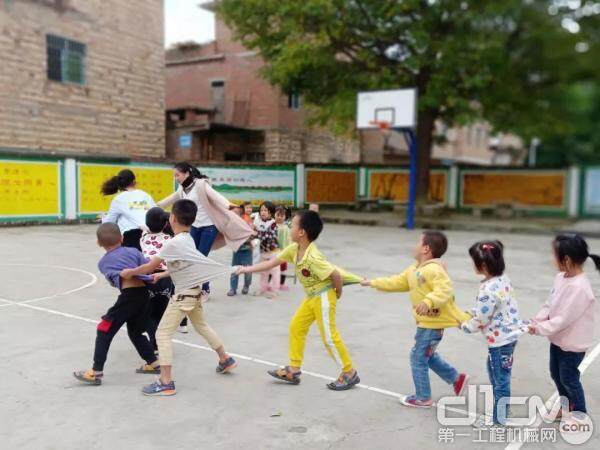 云南省富宁县当地幼儿园在上课