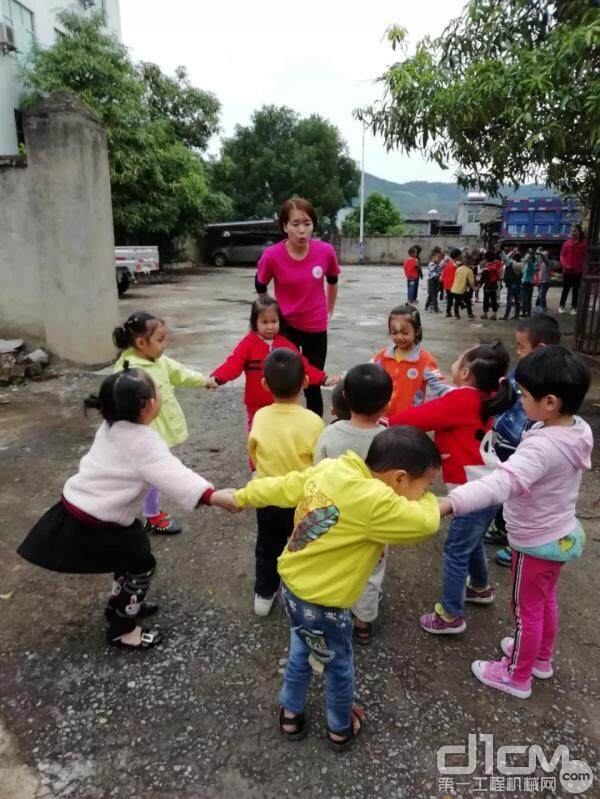 当地幼儿园上课场景