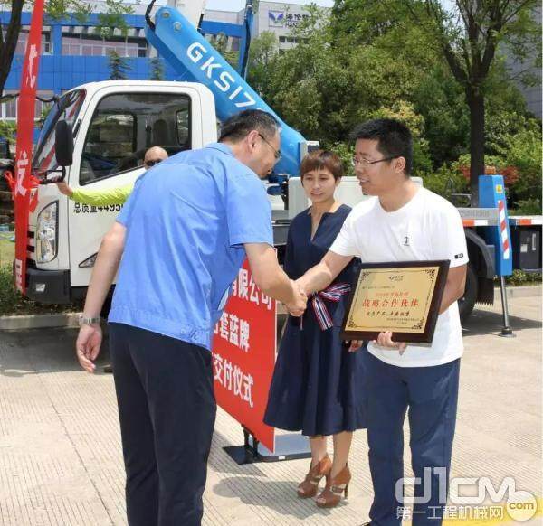 “海伦哲2019年度战略合作伙伴”铜牌