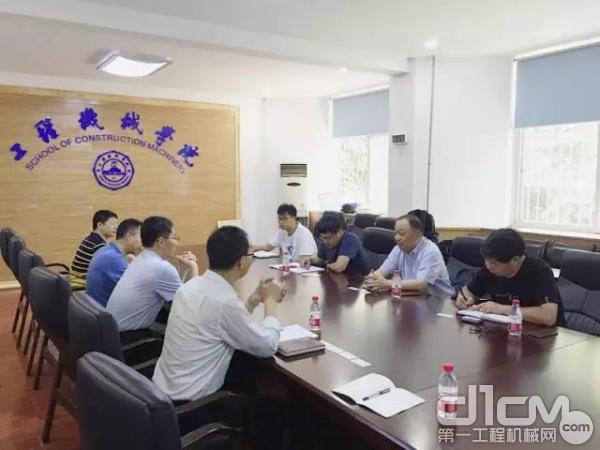 国机重工常林公司殷鹏龙总工程师到长安大学开展技术交流