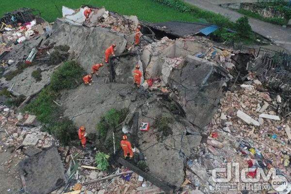 航拍震中长宁县双河镇，抢险队员正进行搜救工作