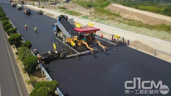 济青高速公路改扩建工程首创“横向一字坡、纵向无纵缝”18.75米全断面抗离析摊铺