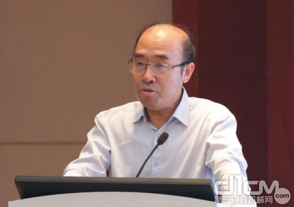 国家信息中心副主任徐长明作2019年商用车市场分析预测发言