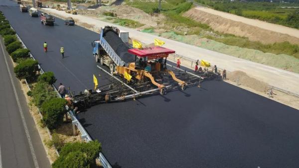 济青高速公路改扩建工程首创“横向一字坡、纵向无纵缝”18.75米全断面抗离析摊铺