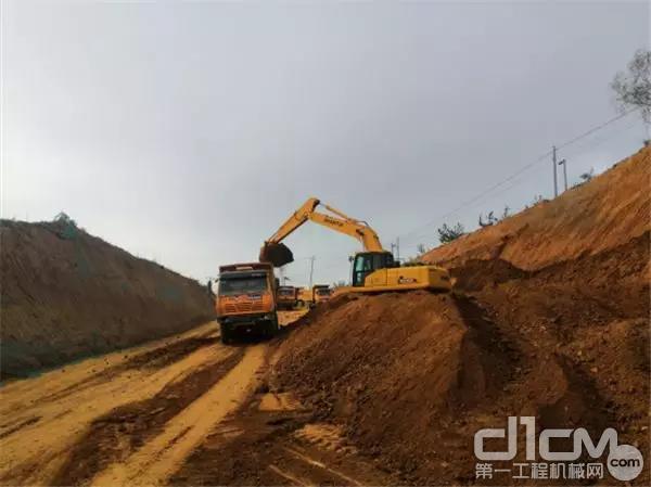 客户刘笃江购买的是一台山推SE245型号挖掘机