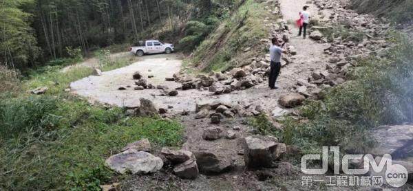 山东临工积极参与抗震抢险