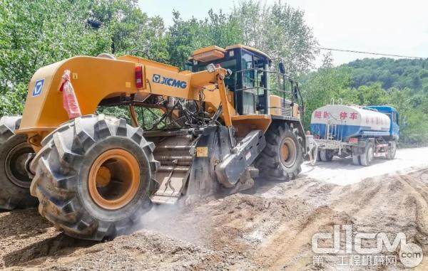 徐工冷再生机正在改造乡村道路