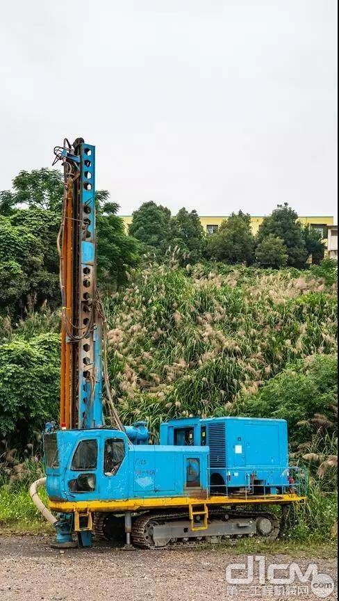 第一台山河智能一体化潜孔钻机在华新水泥（阳新）公司矿山施工
