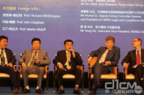 徐工集团总经理杨东升受邀参加了主题为“全球领导力与中国品牌学院”的圆桌会议