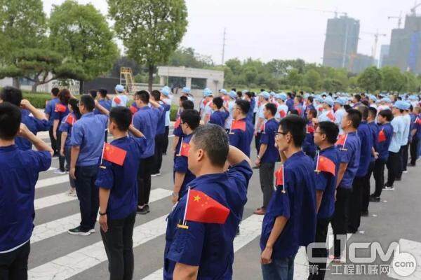 在场所有人员举起右手握拳，齐唱《我宣誓》