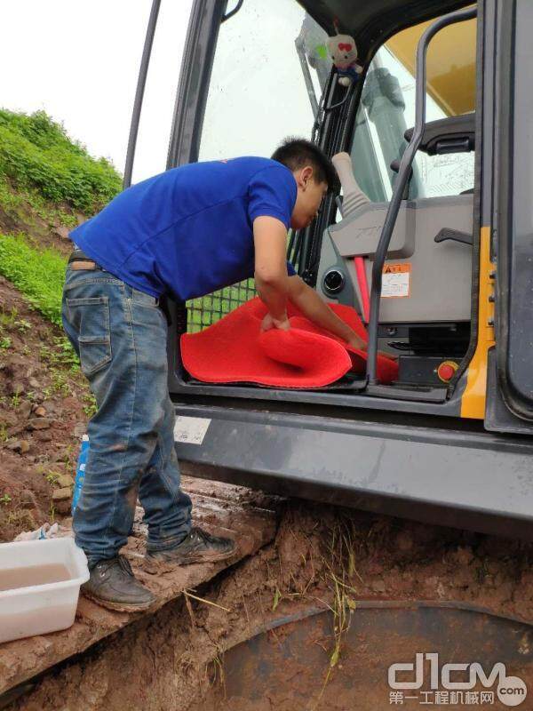 为驾驶室室内铺设新地毯