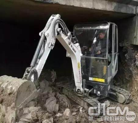 山猫E20挖掘机轻松进入低矮狭窄的桥洞