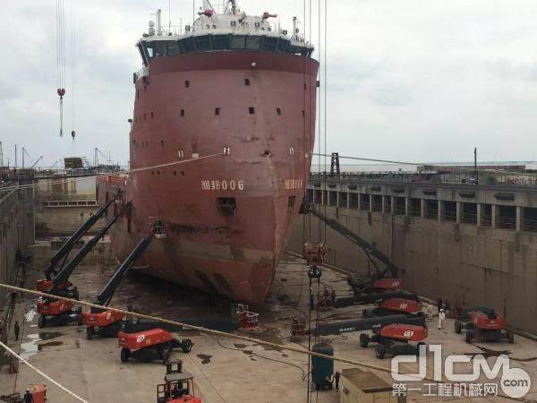 星邦船厂专用型臂车正在进行船体修建工作