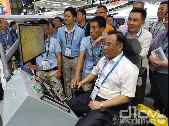 中国移动高管试驾三一5G遥控挖掘机