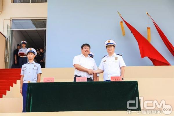 三一集团副总裁谢志霞与江苏省消防救援总队副总队长王献忠签署战略合作协议