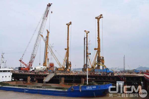 徐工XR550D在杭绍台铁路椒江特大桥施工